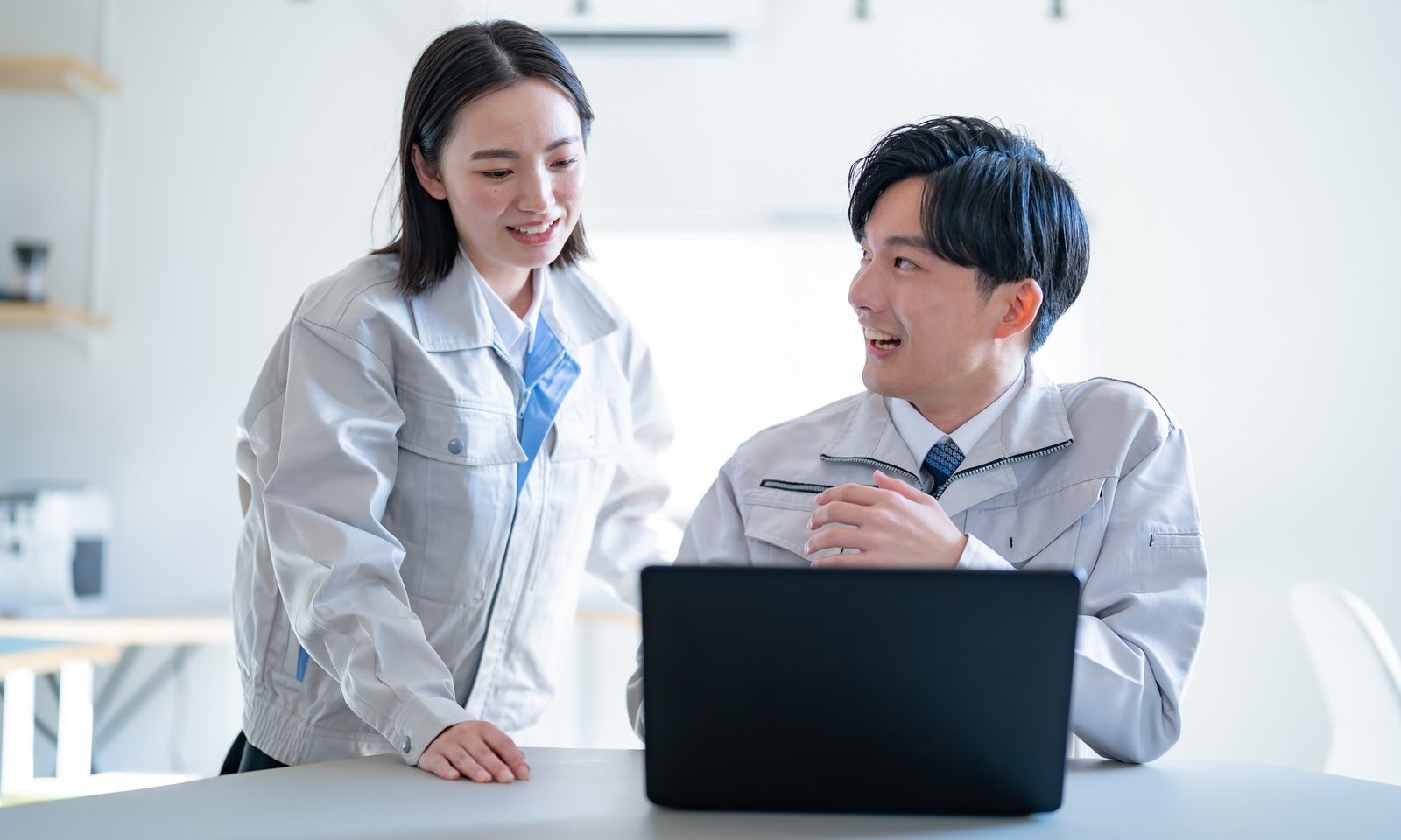 打ち合わせをする共立機巧の社員